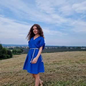 LAHKA POLETNA OBLEKA Z VOLANČI NA ROKAVU KRALJEVO MODRE BARVE - slika 1