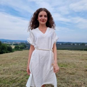 LAHKA POLETNA OBLEKA Z VOLANČI NA ROKAVU BELE BARVE - slika 4